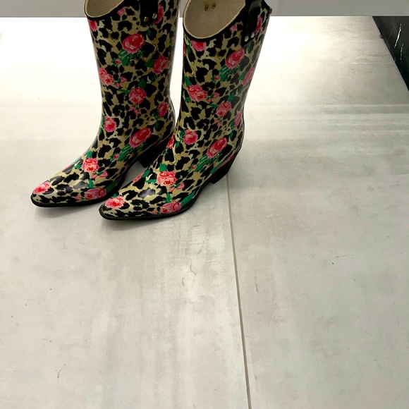 Nomad rubber boots ! Very classy way to walk in the rain ! - Picture 3 of 6